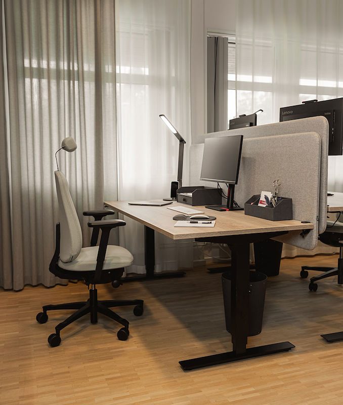 Toimistotuoli Höganäs 280, niskatuella ja käsinojilla