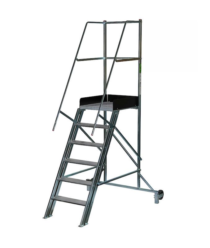 Plattformstige med rekkverk